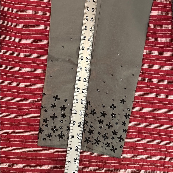 Ann Taylor Gray 100% Silk Cropped Pants with Black Floral Design - Picture 8 of 9
